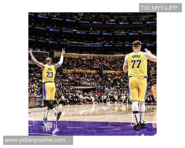 詹姆斯领衔湖人大胜热火,演绎篮球盛宴